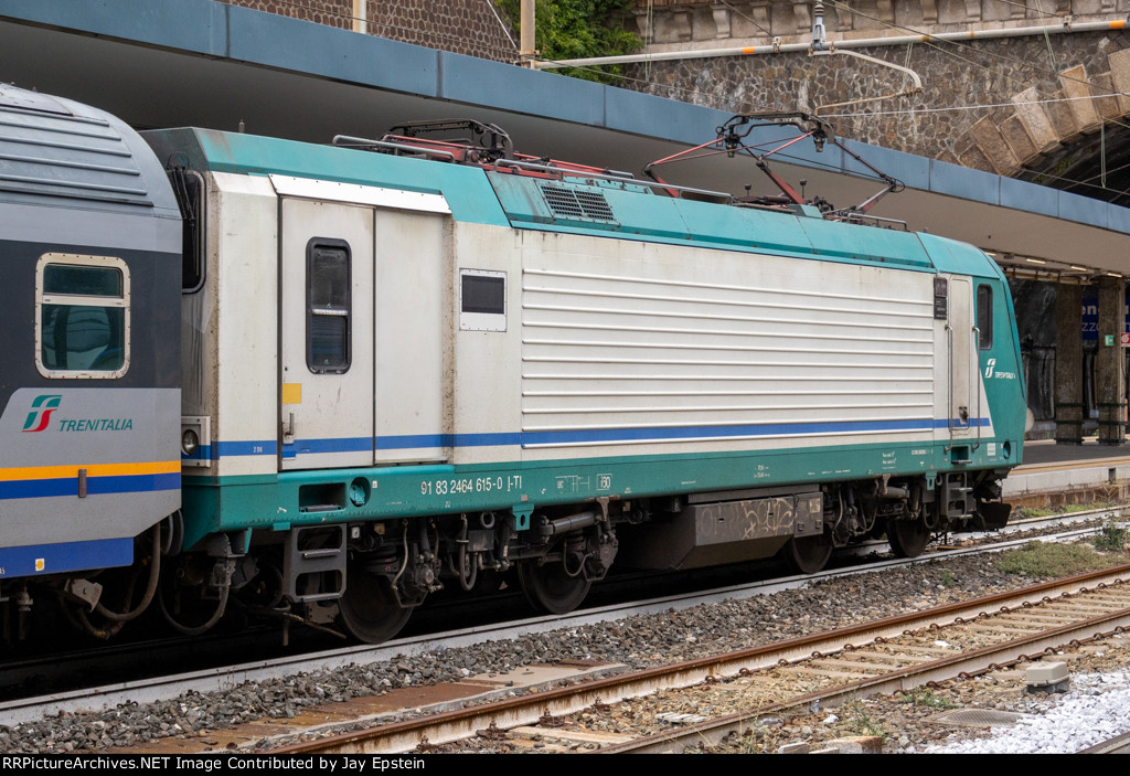 Trenitalia E.464 Electric Locomotive at Genova Piazza Principe 